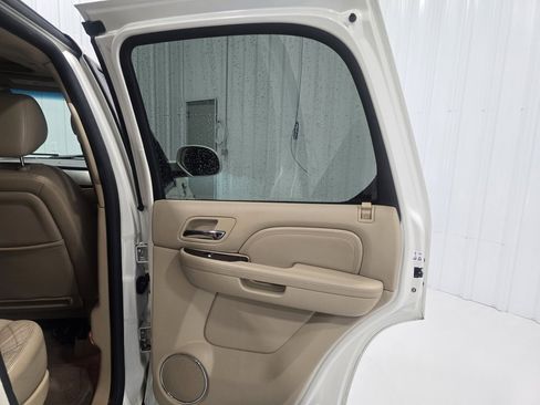 Used 2010 Cadillac Escalade Luxury image 24