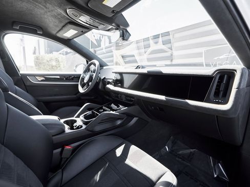 Used 2024 Porsche Cayenne Turbo GT image 42