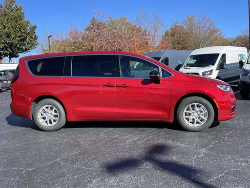 New 2026 Chrysler Pacifica Select image 10