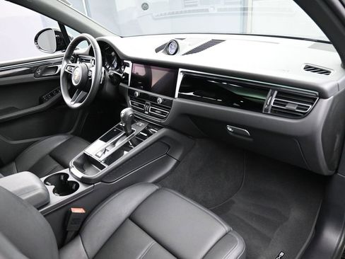 Certified 2024 Porsche Macan image 32