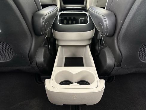 Used 2024 Chrysler Pacifica Limited FWD image 34