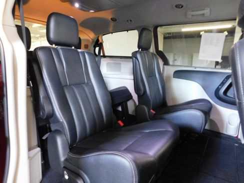 Used 2013 Chrysler Town & Country Touring-L w/ Driver Convenience Group FWD image 15