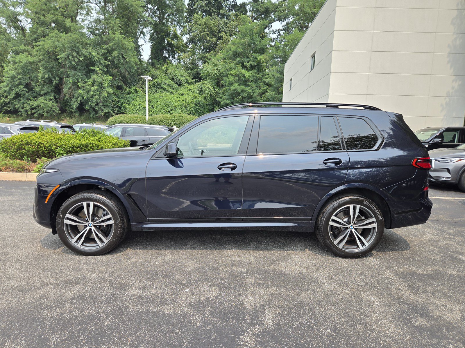 Used 2023 BMW X7 xDrive40i w/ M Sport Package AWD/4WD image 5