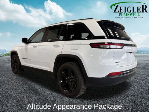 Used 2023 Jeep Grand Cherokee Altitude AWD/4WD image 3