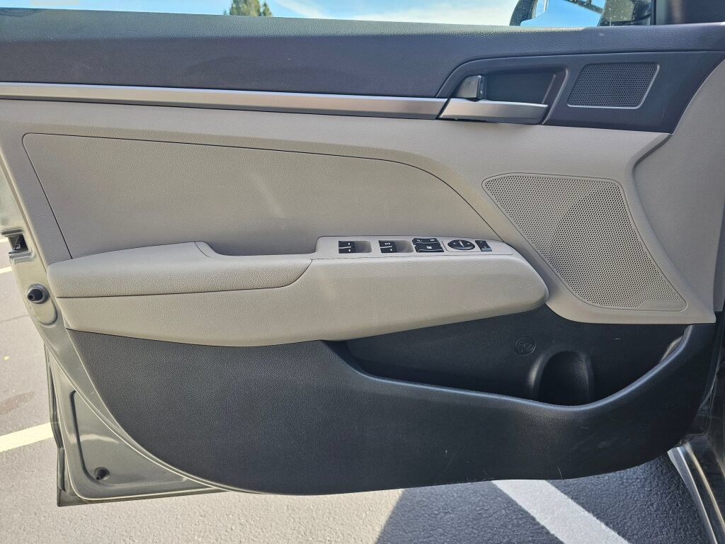 Used 2017 Hyundai Elantra SE FWD image 18