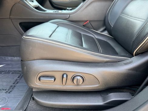 Used 2020 GMC Acadia Denali w/ Technology Package FWD image 18