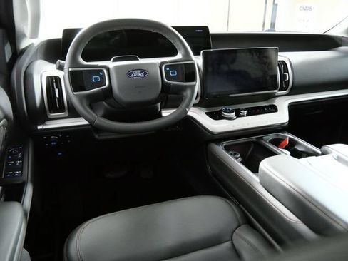 Certified 2025 Ford Expedition Active AWD/4WD image 4