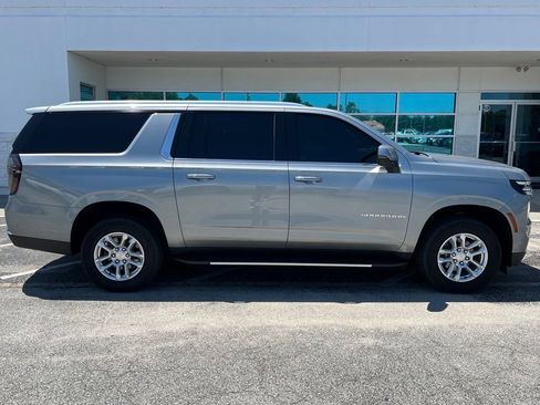Used 2025 Chevrolet Suburban LT w/ Comfort Package AWD/4WD image 3