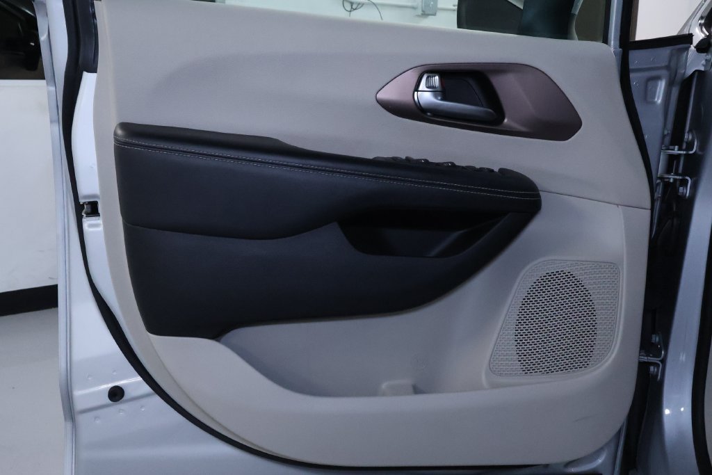 Used 2023 Chrysler Voyager LX FWD image 12