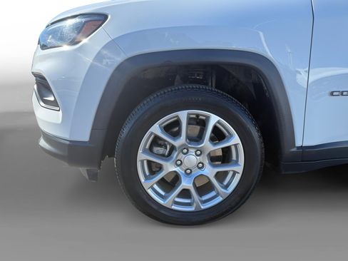 Used 2024 Jeep Compass Latitude image 9