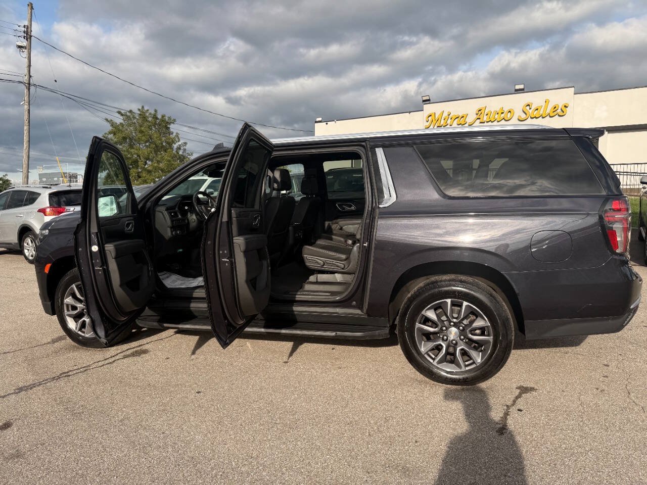Used 2023 Chevrolet Suburban LT w/ Luxury Package AWD/4WD image 17