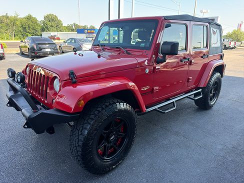 Used 2014 Jeep Wrangler Unlimited Sahara w/ Connectivity Group AWD/4WD image 3