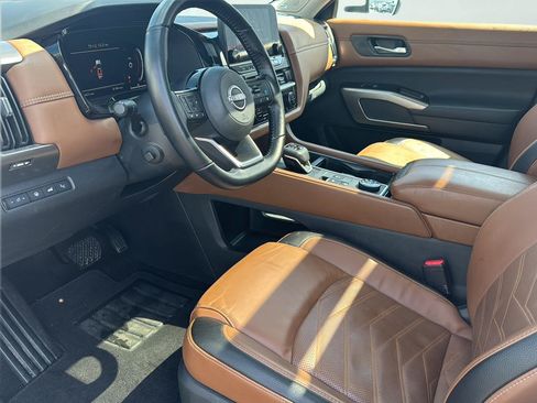 Used 2025 Nissan Pathfinder Platinum AWD/4WD image 2