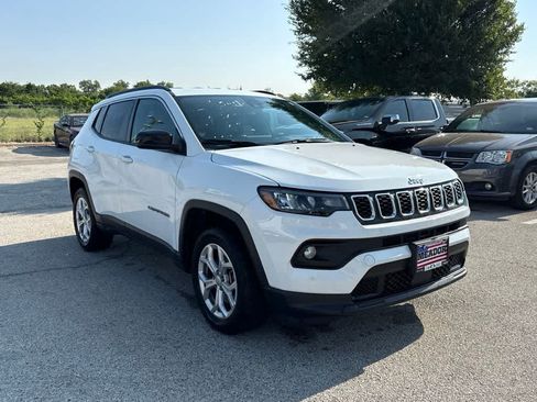Used 2024 Jeep Compass Latitude AWD/4WD image 7