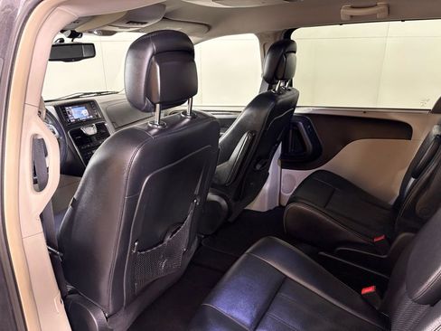 Used 2015 Chrysler Town & Country Touring-L image 32