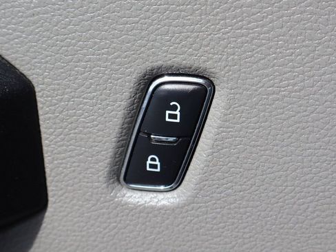 Used 2017 Ford F550 2WD Crew Cab Super Duty image 16