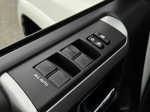 Used 2018 Toyota 4Runner SR5 AWD/4WD image 11