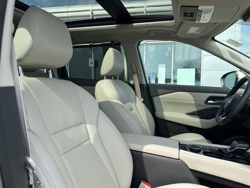 Used 2023 Nissan Rogue SL w/ SL Premium Package image 18