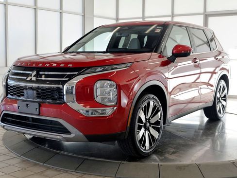 Used 2025 Mitsubishi Outlander SE image 4