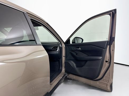 Used 2025 Nissan Rogue SV image 31