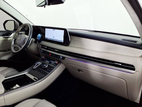 Certified 2025 Hyundai Palisade Calligraphy FWD image 9