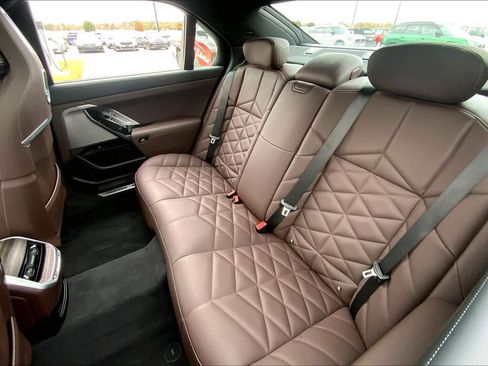 Used 2024 BMW 740i image 20