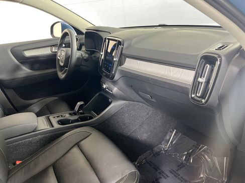 Used 2023 Volvo XC40 B5 Core w/ Convenience Package image 26