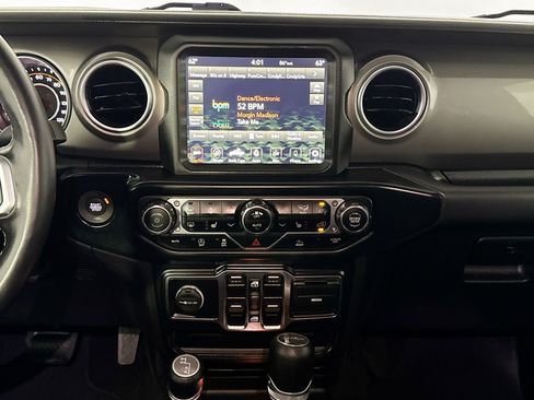 Used 2022 Jeep Gladiator Overland w/ Cold Weather Group AWD/4WD image 22