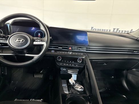 Used 2025 Hyundai Elantra SEL FWD image 21