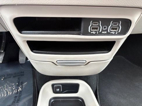 Used 2024 Chrysler Pacifica Touring-L image 17