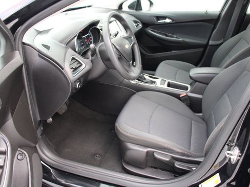 Used 2017 Chevrolet Cruze LS image 10