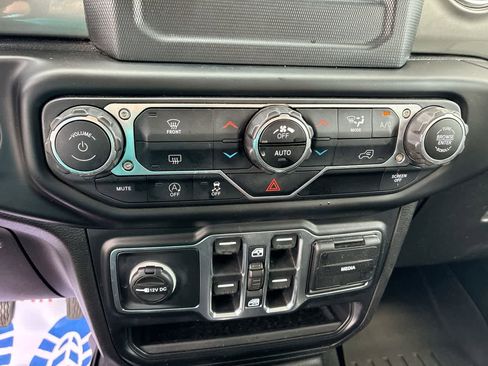 Used 2020 Jeep Wrangler Unlimited Sahara image 17