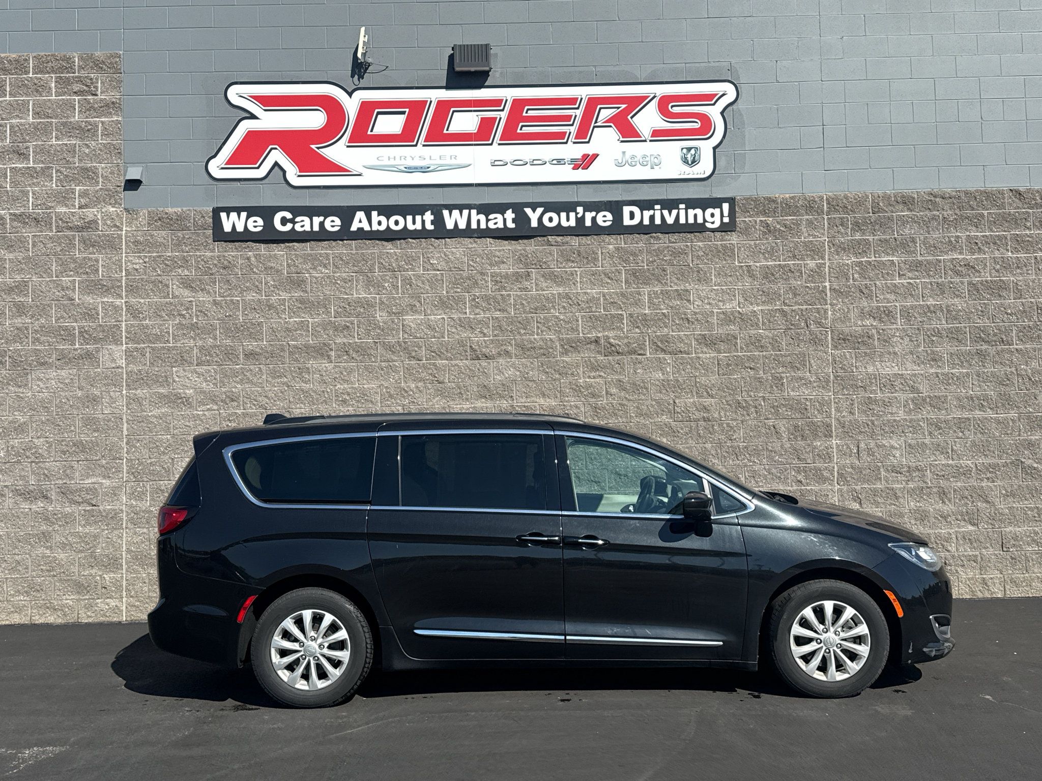 Used 2017 Chrysler Pacifica Touring-L FWD image 8