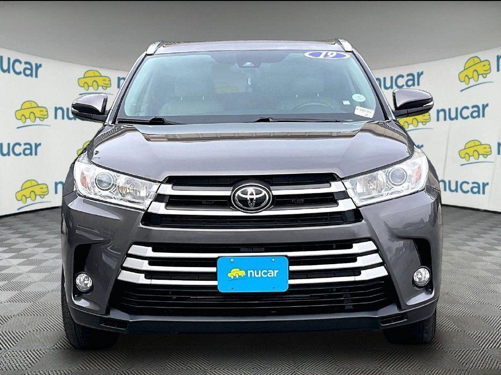Used 2019 Toyota Highlander XLE AWD/4WD image 2