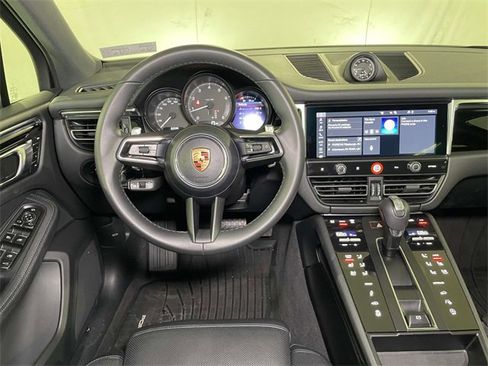 Used 2025 Porsche Macan image 27