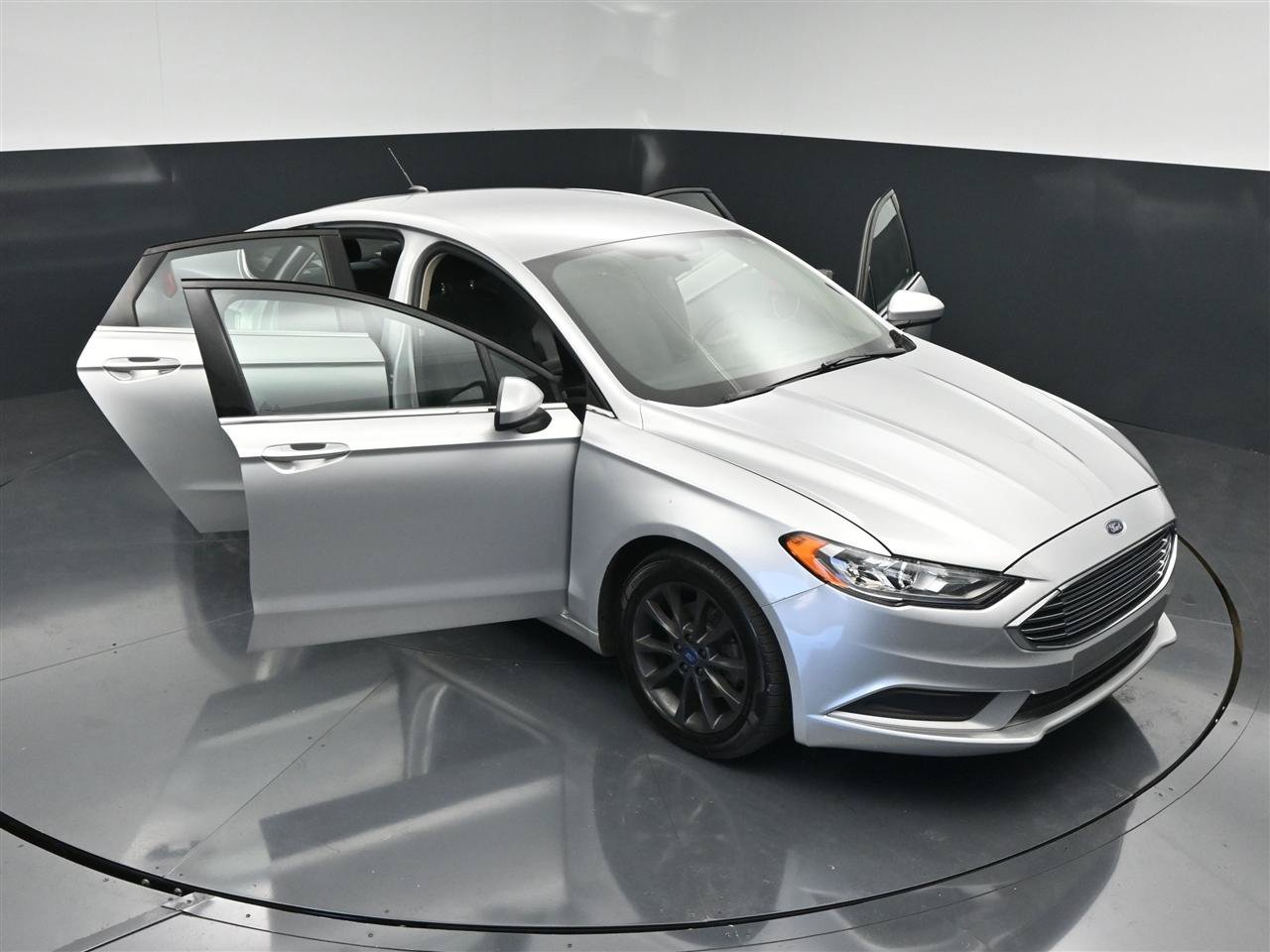 Used 2017 Ford Fusion SE w/ Fusion SE Technology Package FWD image 35