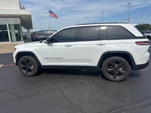 Used 2023 Jeep Grand Cherokee Altitude AWD/4WD image 10