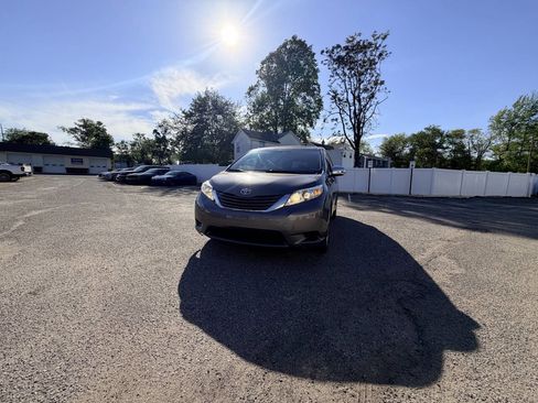 Used 2017 Toyota Sienna LE FWD image 2