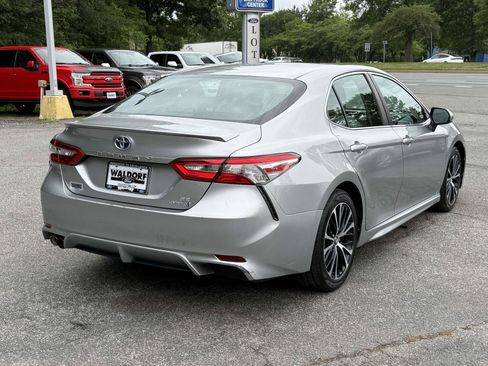 Used 2018 Toyota Camry SE FWD image 2