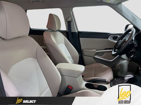 Used 2022 Kia Soul LX image 25