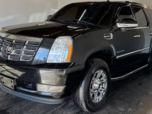 Used 2011 Cadillac Escalade Luxury image 2