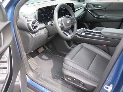 Used 2025 Chevrolet Equinox LT w/ Convenience Package II FWD image 8