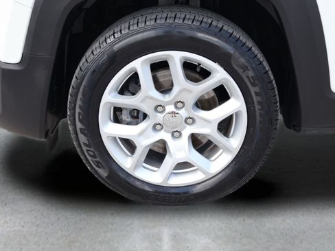 Used 2018 Jeep Renegade Latitude FWD image 27
