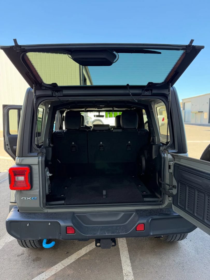 Used 2023 Jeep Wrangler Unlimited Sahara w/ Cold Weather Group AWD/4WD image 18