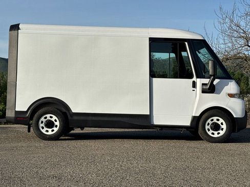 New 2025 Chevrolet Brightdrop 400 w/ Power Door Package image 3