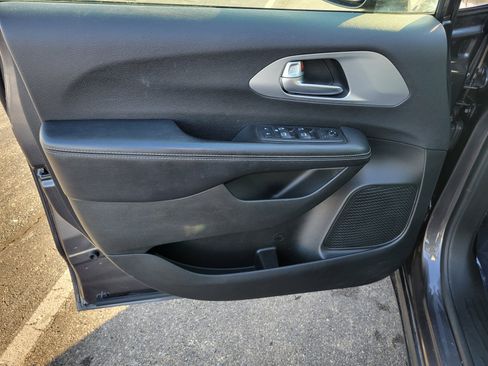 Used 2018 Chrysler Pacifica Touring-L Plus image 17