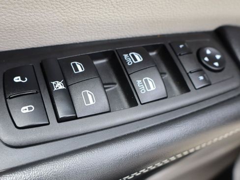 Used 2023 Chrysler Pacifica Touring-L FWD image 16