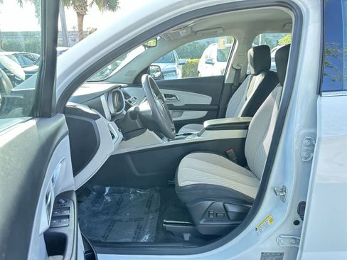 Used 2017 Chevrolet Equinox LS image 2