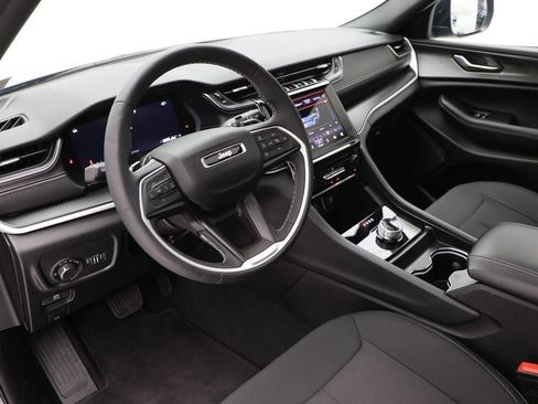 Used 2025 Jeep Grand Cherokee L Laredo image 13