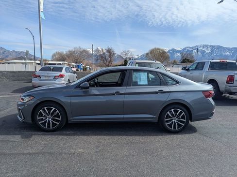 Used 2025 Volkswagen Jetta SE FWD image 8
